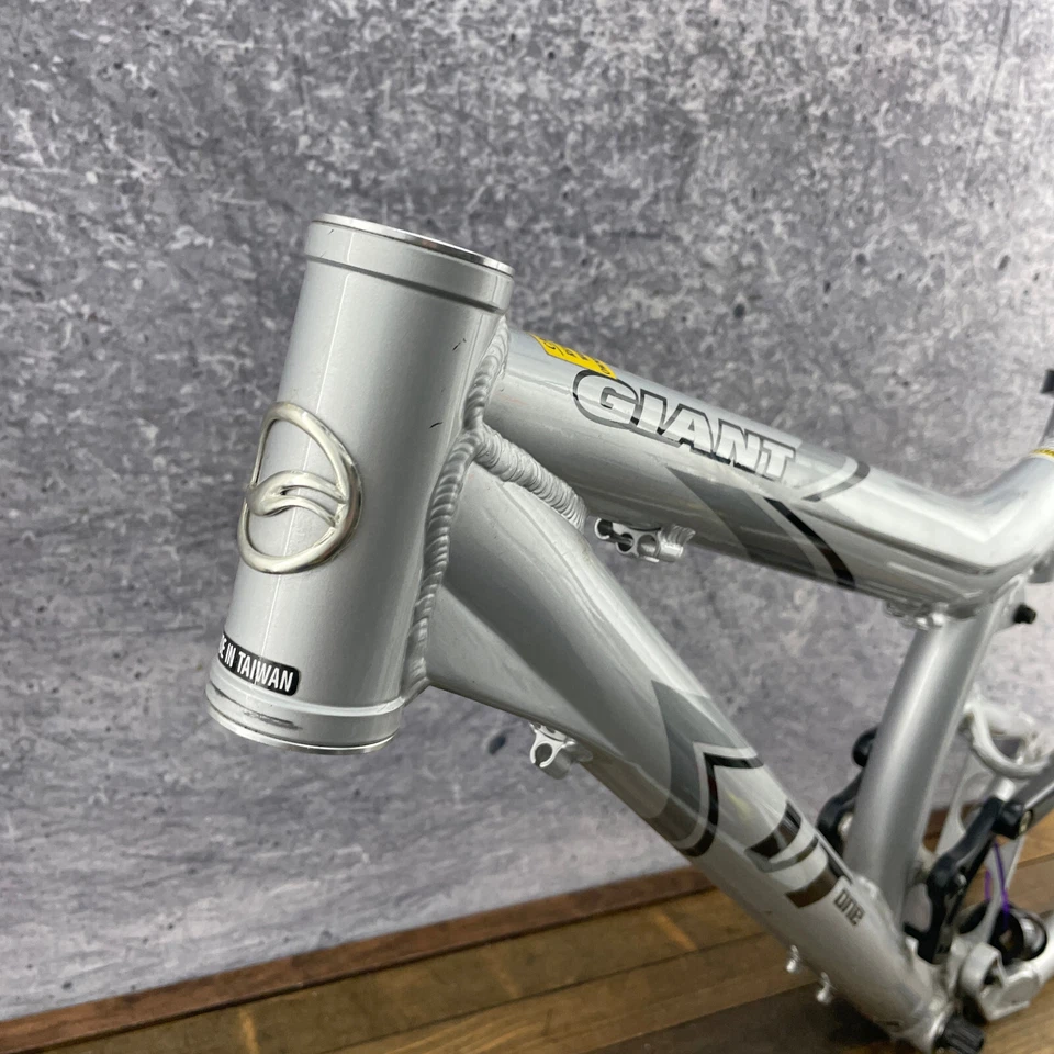 Vintage Giant VT One Mountain Bike Frame 16.5 in Suspension 26 Parts 00s MTB - Image 2 of 4