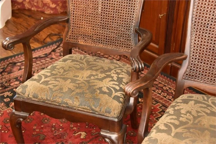 Dos (2) sillas con respaldo de caña de caoba de Robb And Stuckey Foto 2 de 4