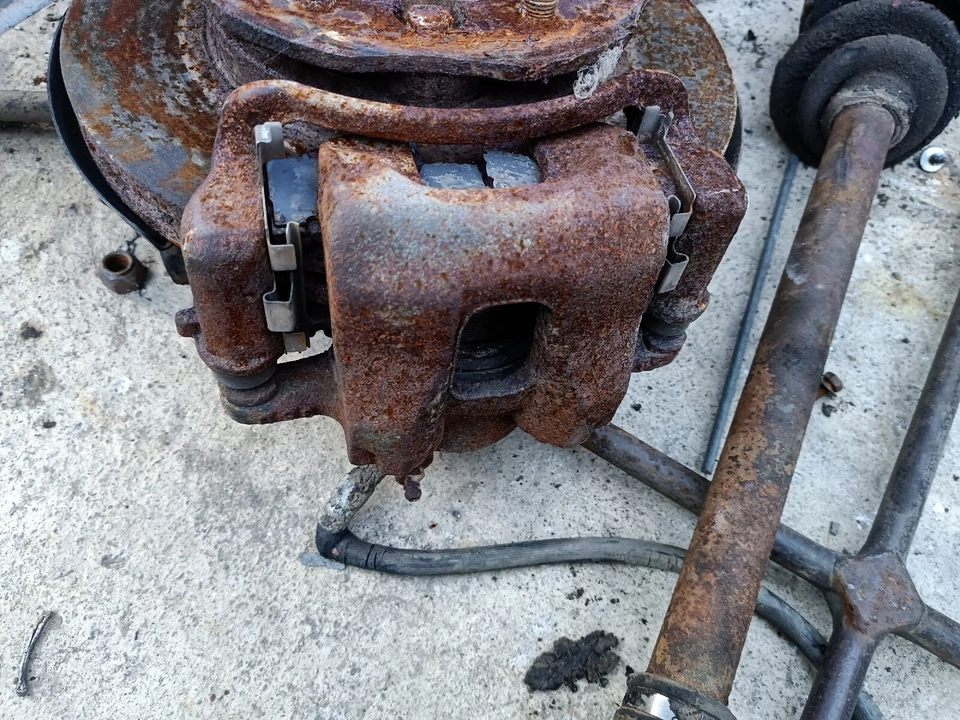 83 720 PINZA FRENO DELANTERA DERECHA NISSAN USADA 4x4 NO CARROCERÍA RÍGIDA Foto 4 de 4