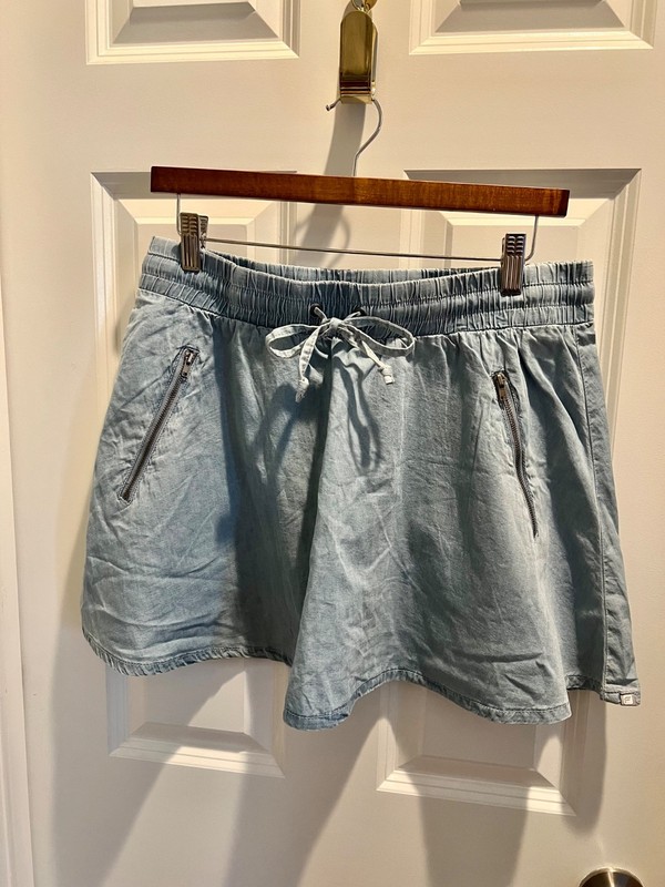 Fabletics Skirt Size M Extra Large Light Blue Zipped Pockets Chambray Women NWT