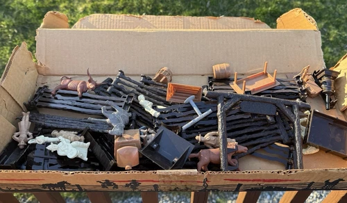 MARX VINTAGE WESTERN RANCH SET IN NICE OB - 1950'S