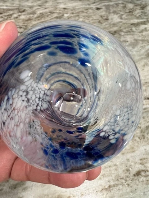 Pisapapeles Murano Swirl azul y blanco Foto 4 de 4