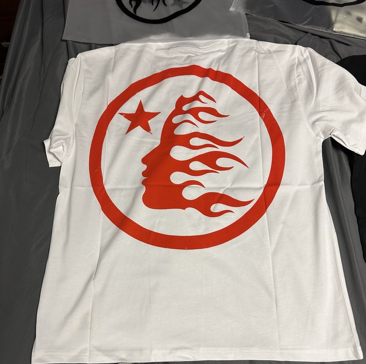新品未使用 HELLSTAR ヘルスター Box Logo ボックスロゴ 半袖Ｔシャツ ホワイト レッド コットン サイズS 中古 4c076154 新品未使用 HELLSTAR ヘルスター Box Logo ボックスロゴ 半袖T