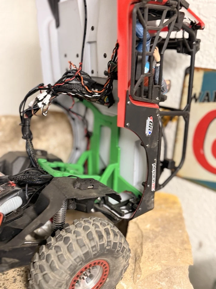 Axial 1/10 SCX10 III Jeep CJ-7  Body Hinge Go Clip-less Battery Access - Image 4 of 4