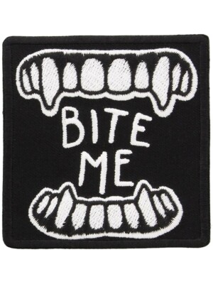 BITE ME Bügelbild Patch: Dracula Reißzähne Vampir scharfe Zähne Goth Emo Fuck-Off Geschenk