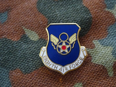 A28-27) US Pin Badges Abzeichen Crest Air Force 8th Air Force klein