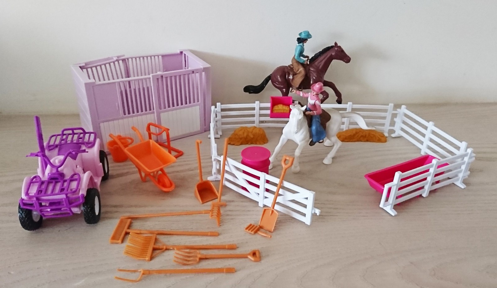 Horse Play Set Valley Ranch Stable Horses Figures Competition Yard 32 items NEW