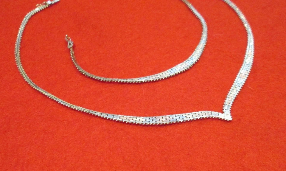 9 Carat Gold Tri Colour V Necklace And Bracelet Set - Image 3 of 3