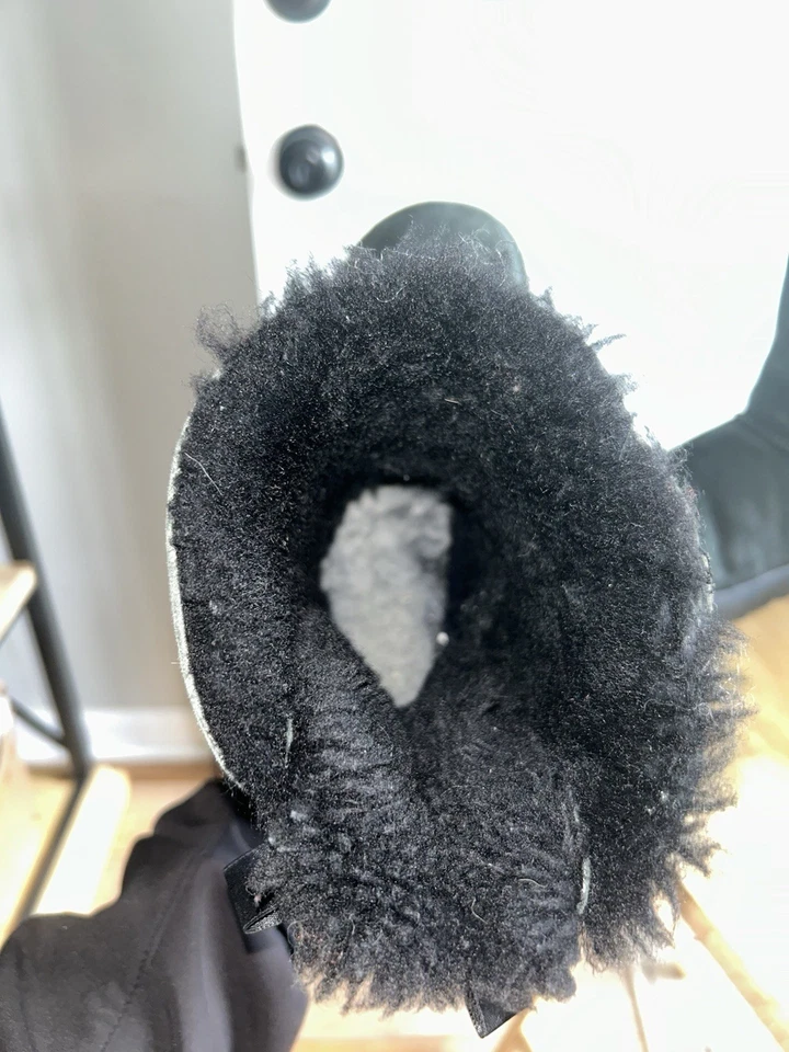 UGG SHORT BAILEY BOW BLACK WINTER SUEDE BOOTS SIZE US 8 WOMEN USED - Image 4 of 4