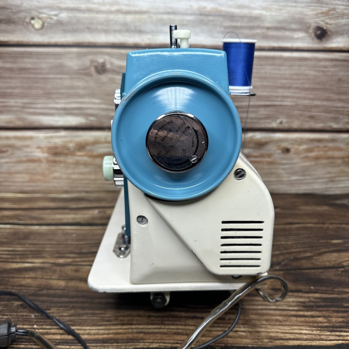 Good Housekeeper Deluxe Precision Zigzag Sewing Machine Model 2402