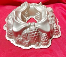 Nordic Ware Holiday Wreath Bundt Pan 9 cups /2.1 Liters 