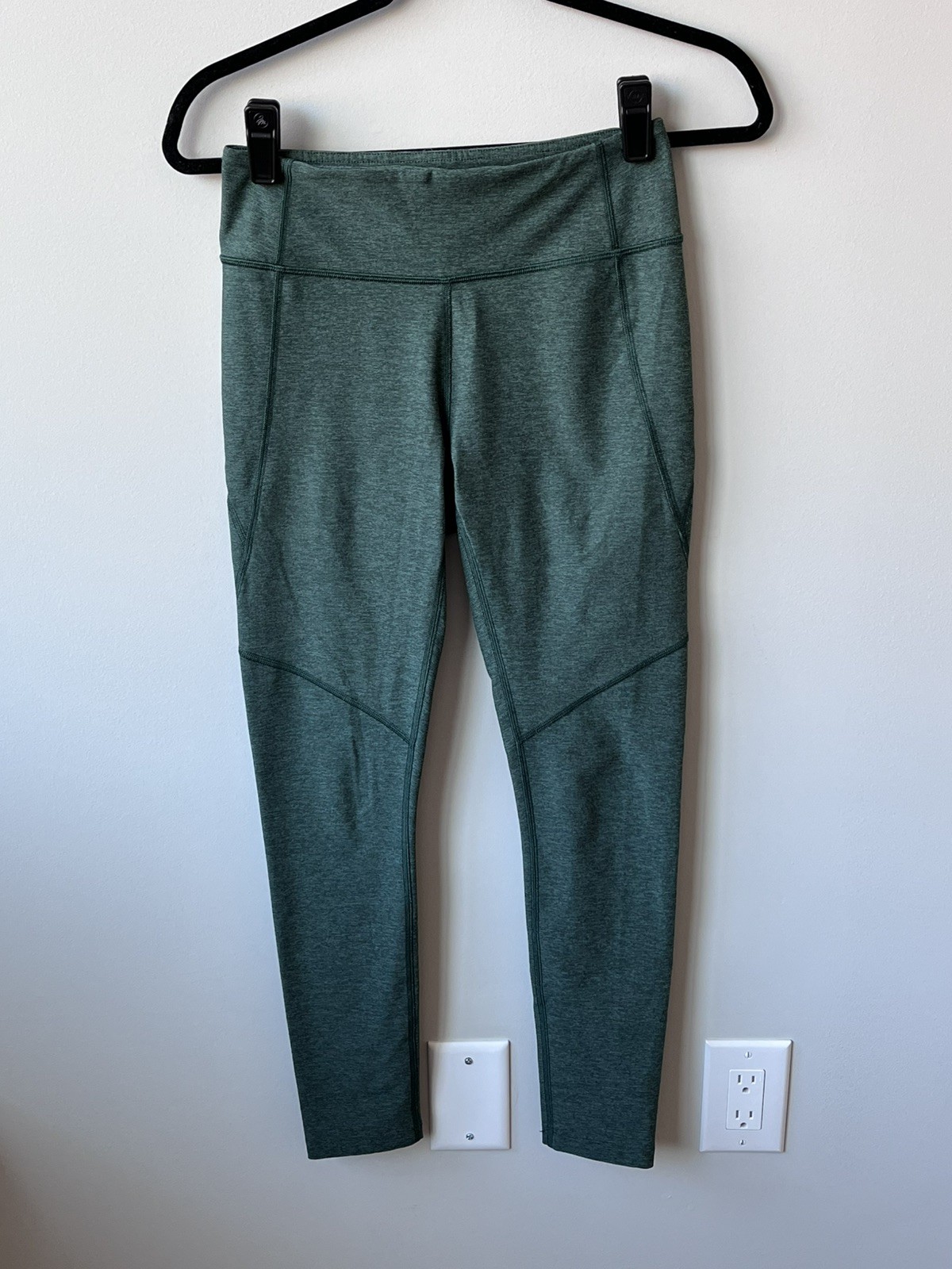 Outdoor Voices Women’s Size S Green Athletic Warm-Up 7/8 Stretch Leggings 27”