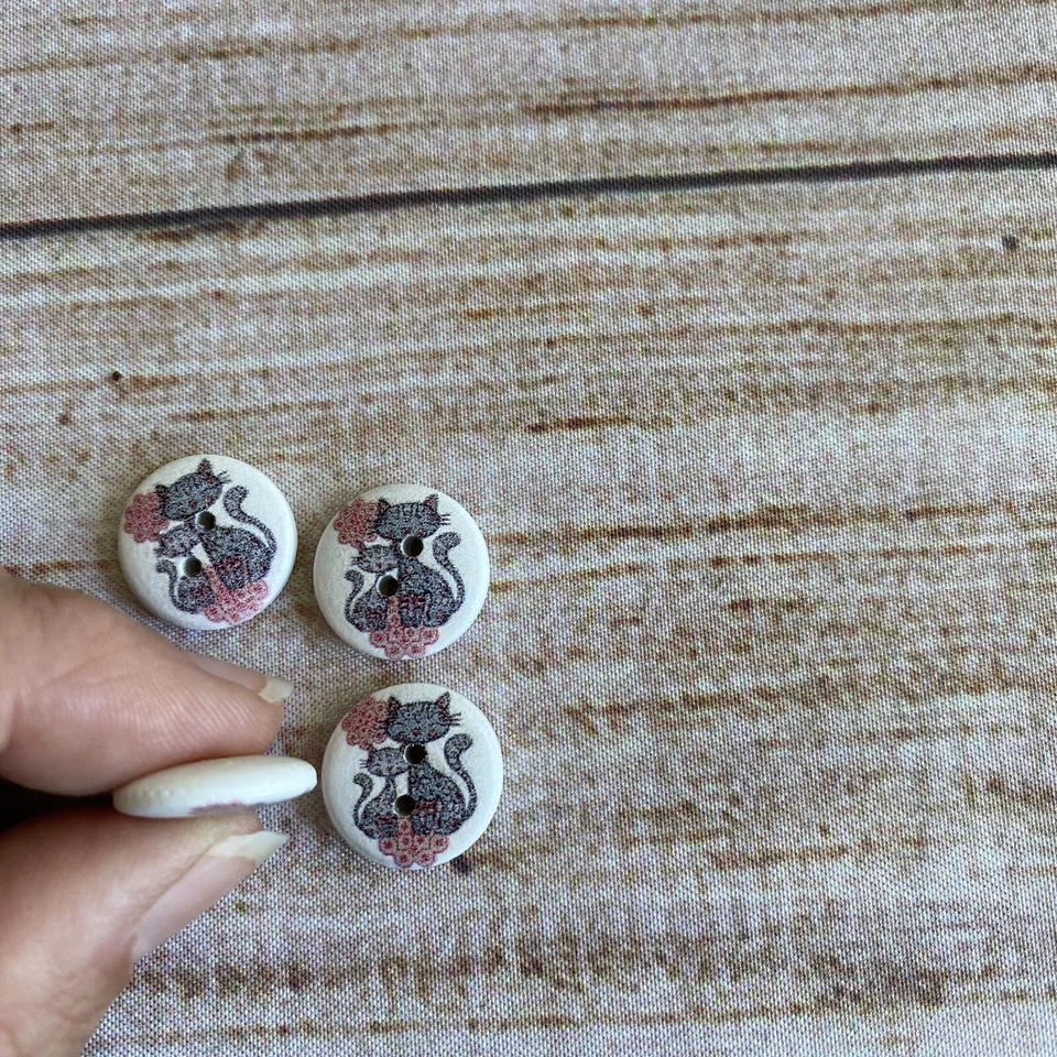 4 x Cat & Kitten Buttons ~ 1.5cm ~ 2 hole - Image 3 of 4