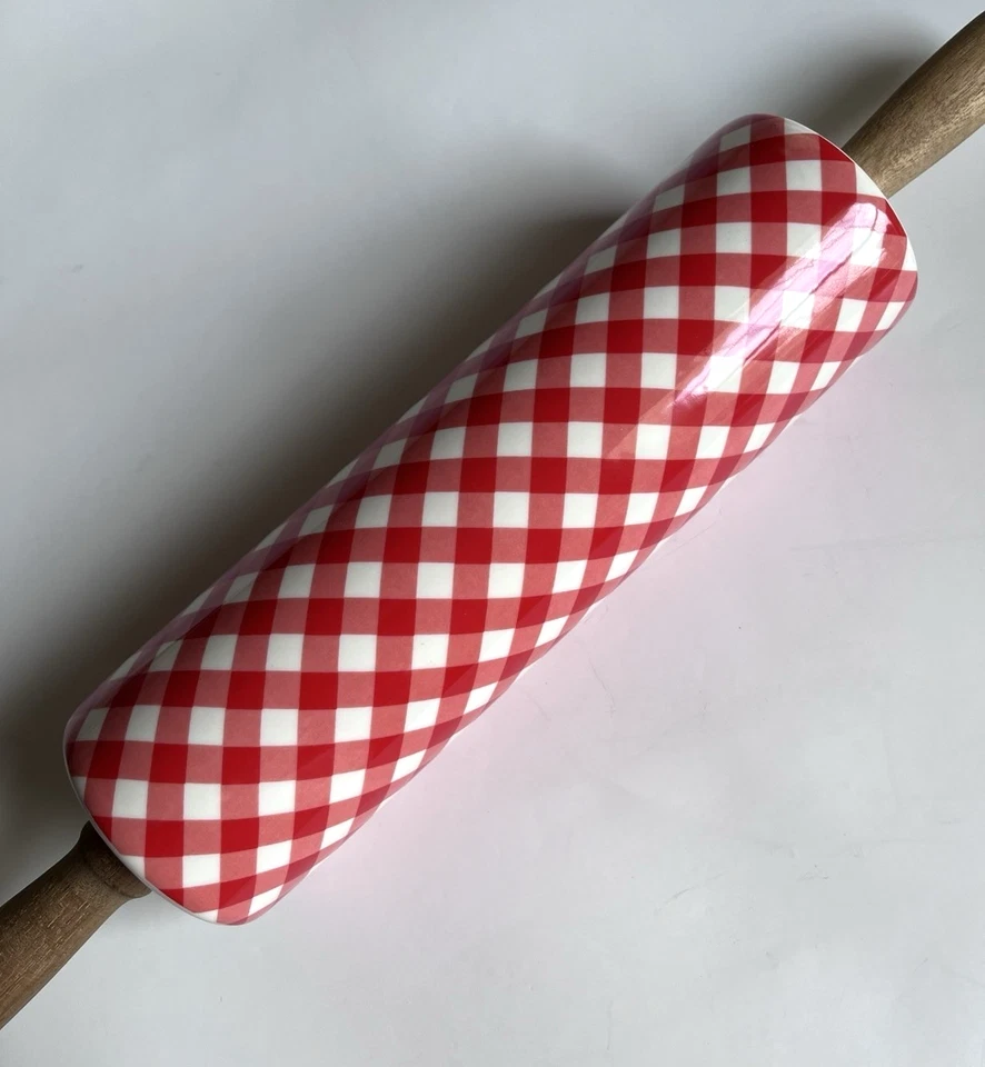 Керамическая красно-белая скалка The Pioneer Woman в клетку с деревянными ручками - Изображение 4 из 4