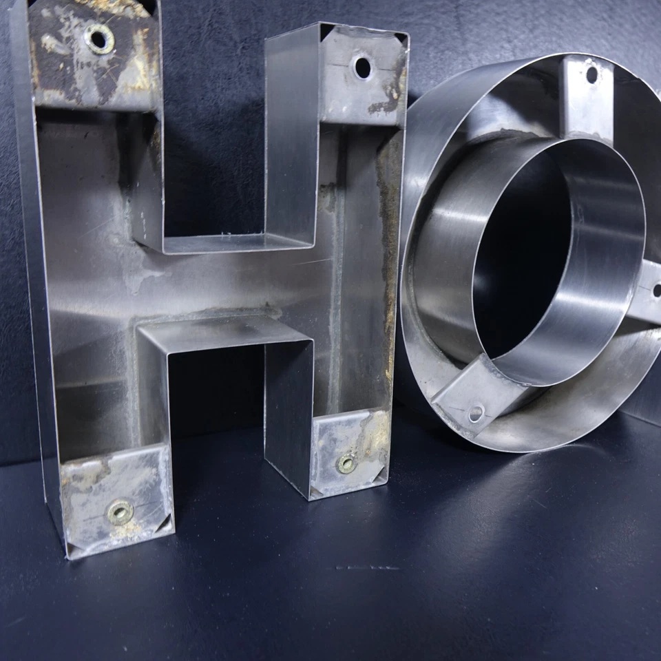 Letrero de metal industrial HOME de 10" de alto letras H - O - M - E con agujeros para colgar/ganchar Foto 4 de 4