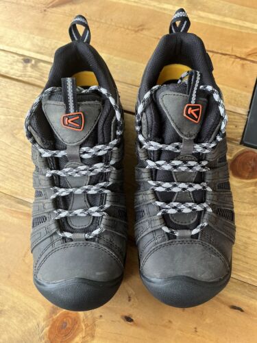 Keen Herren 8,5 Voyageur niedrige Höhe Wanderschuh Stahl G/Scharlachrot - 1027148 - Bild 4 von 8
