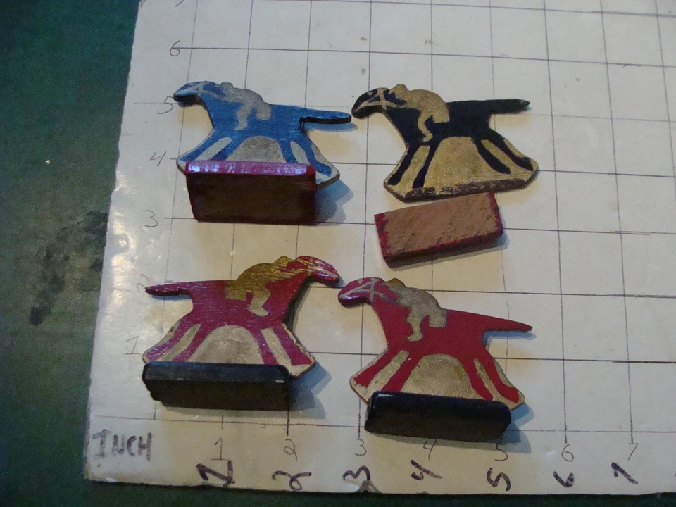 vintage años 30 más o menos 4 piezas de juego CABALLO DE MADERA con soportes 2 negros y 2 rojos Foto 2 de 4
