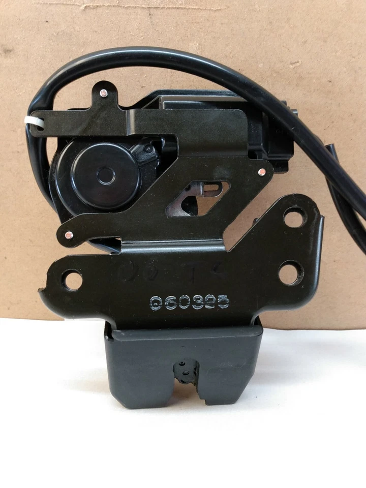 Actuador de bloqueo de pestillo de escotilla de maletero trasero Scion tC 2005-10 OEM Foto 4 de 4