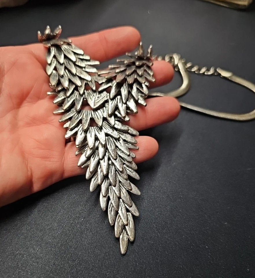 Colar de declaração em tom de prata ousado em camadas de penas - Imagem 4 de 4