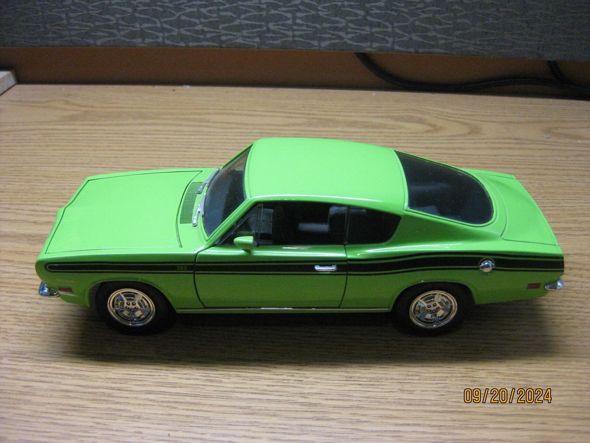 1969 Plymouth Barracuda 1/18(サブライムグリーン) 1/18 1969 PLYMOUTH BARRACUDA ,LIME GREEN , BY ROAD LEGENDS