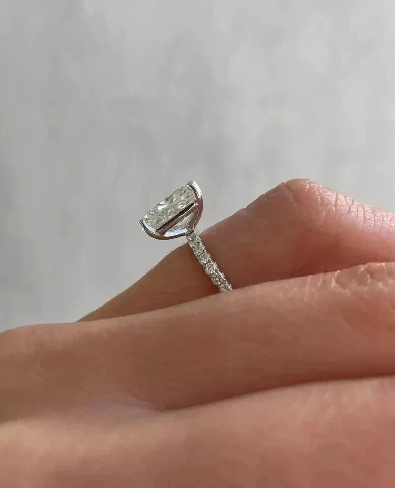 Anillo solitario de boda de diamantes simulados con esmeralda de 2 quilates enchapado en oro blanco de 14 k Foto 2 de 4