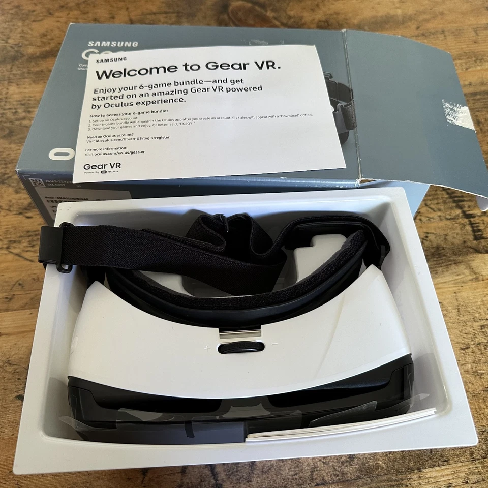 Auriculares Samsung Gear VR para teléfono inteligente alimentados por Oculus Foto 3 de 4