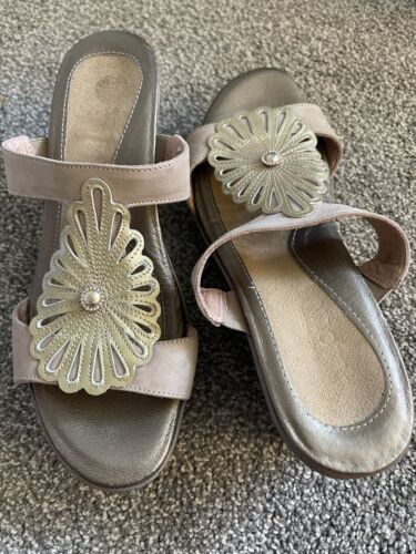 Naot Womens  Sz 37/6.5 Tan Floral Comfort Leather Slide Sandal - Picture 1 of 4
