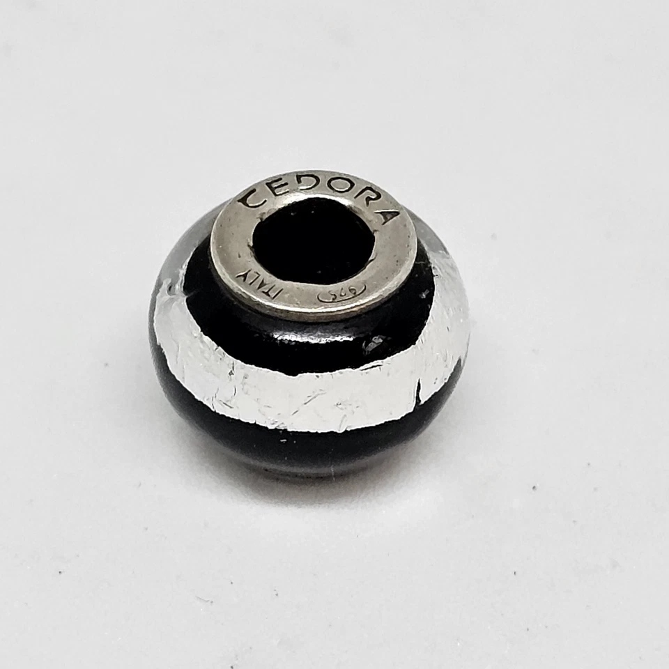 Dije de cuentas de cristal de Murano blanco y negro de plata de ley Tedora Foto 2 de 4