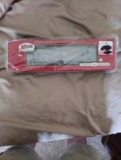 Atlas HO Scale Slab-Side Covered Hopper Canadian National/CN #113220 (12-Hatch)