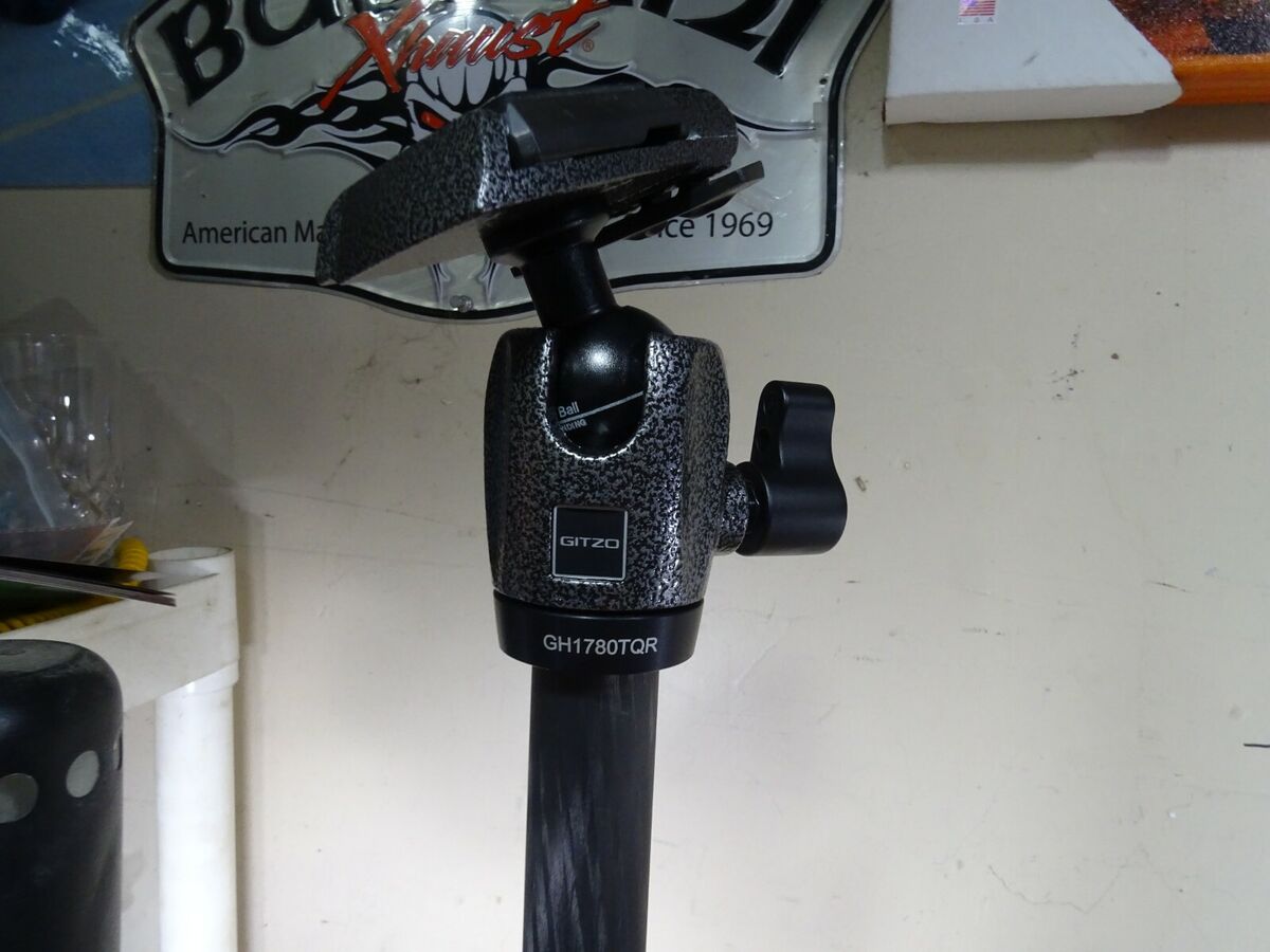 Gitzo GT1551T 6X Carbon Traveler Tripod /GH1780TQR Ball Head Gitzo GT1551T 6X Carbon Traveler Tripod /GH1780TQR Ball Head