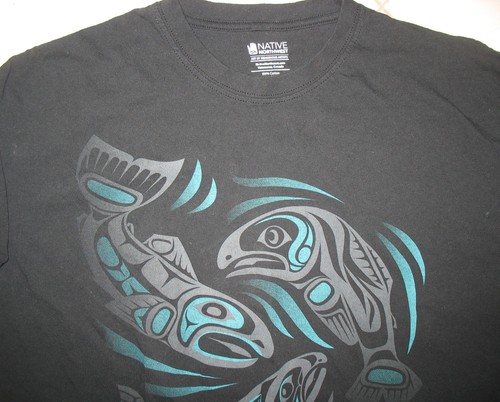 NATIVE NORTHWEST - XL - LACHSDRUCK - SCHWARZ/BLAU - BAUMWOLLE KURZARM T-SHIRT - Bild 3 von 4