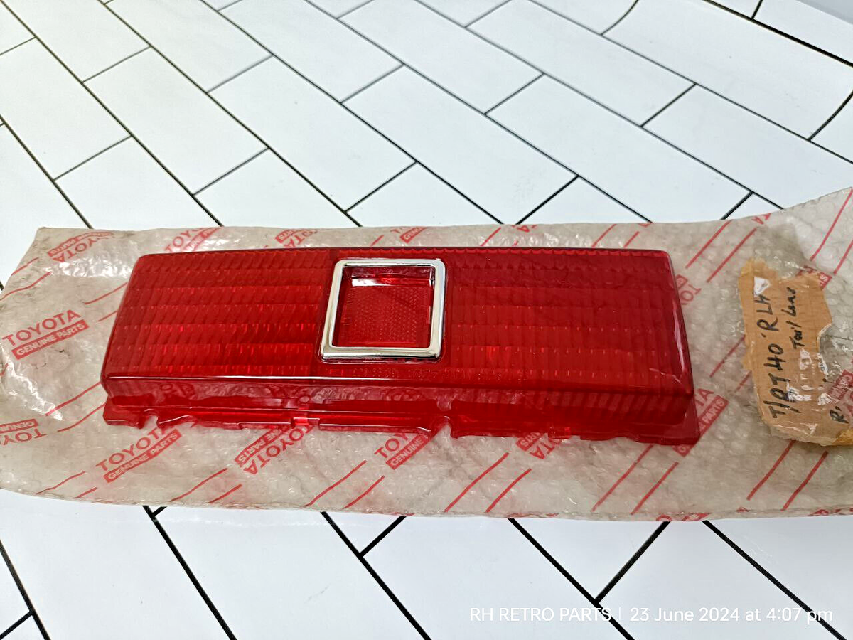 Toyota Corona RT40 43 Rear lens Taillight NOS Japan 220-33189L