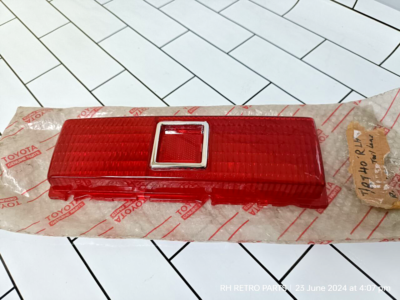 Toyota Corona RT40 43 Rear lens Taillight NOS Japan 220-33189L