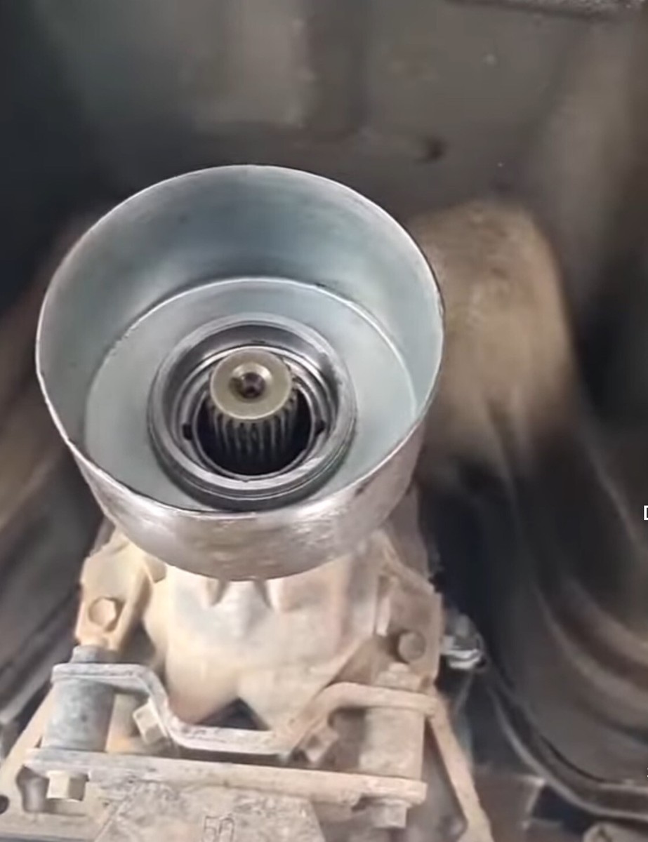 A/T Rear Cover Oil Seal 8-98336875-0 For Isuzu Dmax 2012