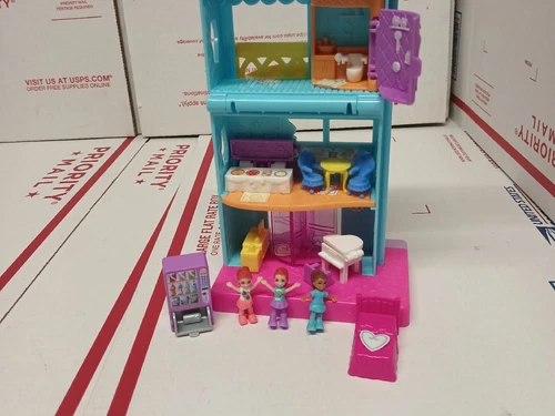 POLLY POCKET  Hotel With 3 Dolls