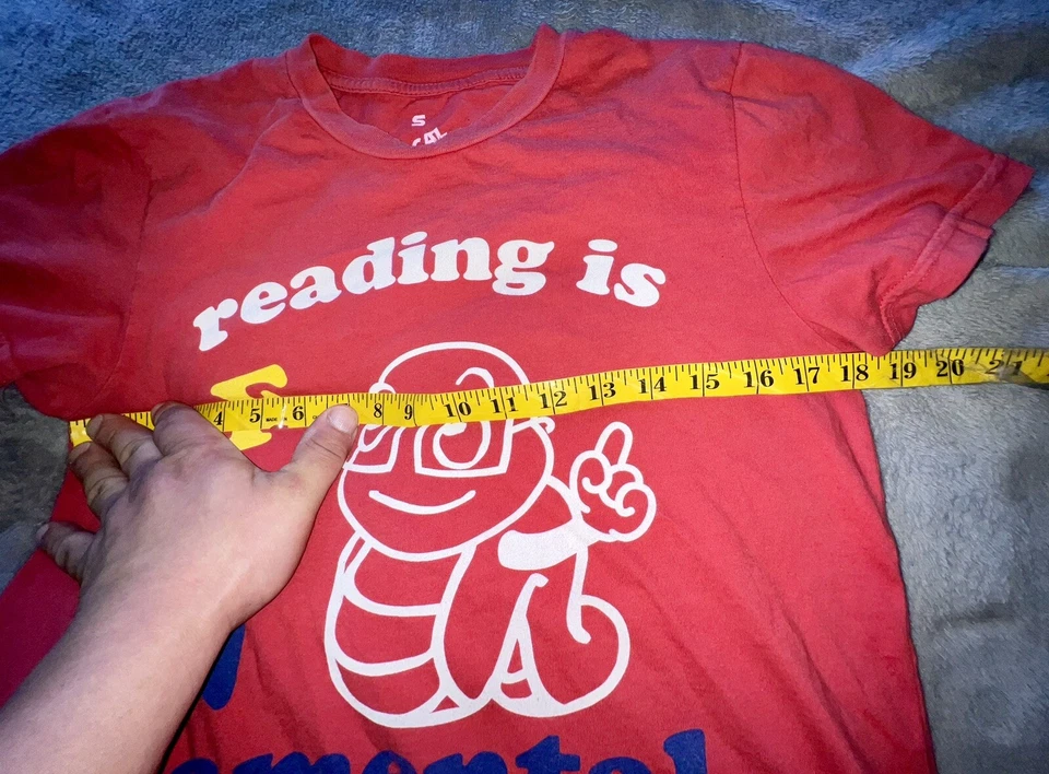 Camiseta de colección Reading Is Fundamental Urban Outfitters celebridad local Foto 4 de 4