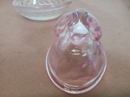 Plato de baratija de caramelo conejo de vidrio rosa vintage tejido de canasta - Imagen 5 de 9