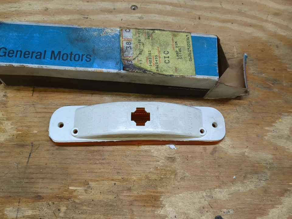 Luz de marcador de guardabarros delantero para camioneta Chevrolet GM 73-80 NOS 6270433 Foto 4 de 4