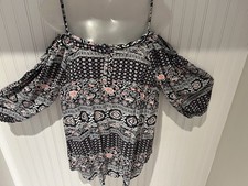 Adorable Off The Shoulder Floral Shirt Top by Passport. Size XL Great Condition