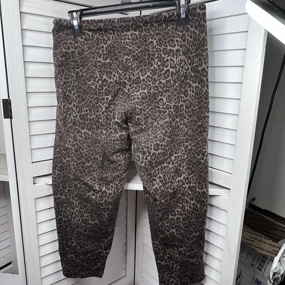 Leggings Capri Casablanca Estampado Leopardo Marrakech Clothing Co. Para Mujer Grandes Foto 3 de 4