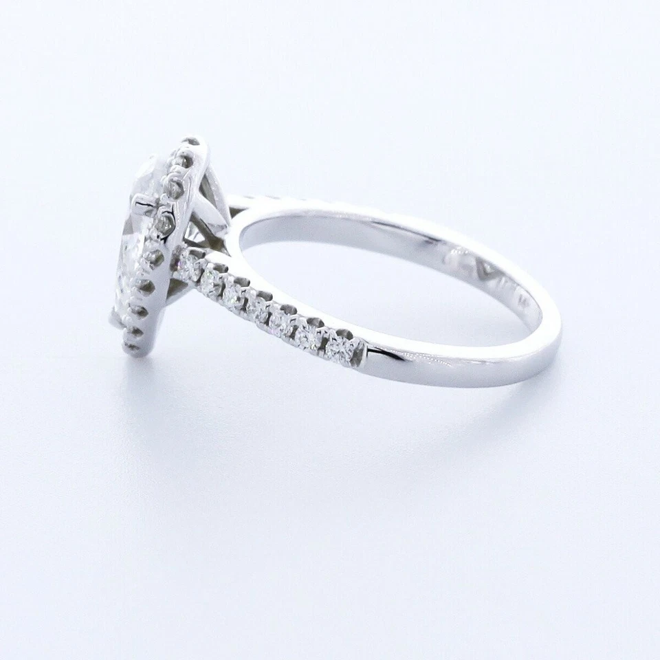 Anillo de acento de halo con montura de punta de oro de 14 K de 1,7 quilates de diamante creado en laboratorio E/VS2 Foto 4 de 4