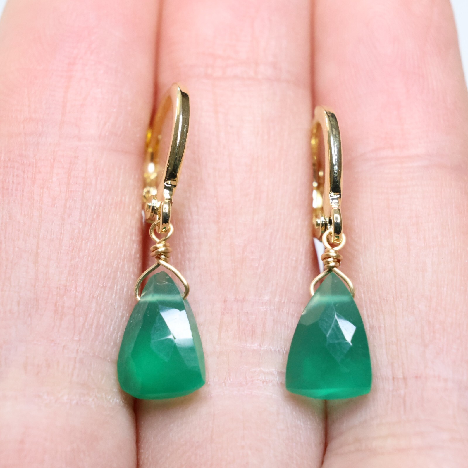 Boucles d'oreilles or jaune 18ct onyx et calcédoine verte un talisman de féminité unique