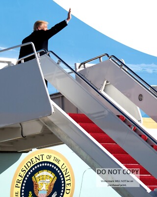 DONALD TRUMP WAVES BEFORE BOARDING AIR FORCE ONE - 8X10 PHOTO (CC-574)