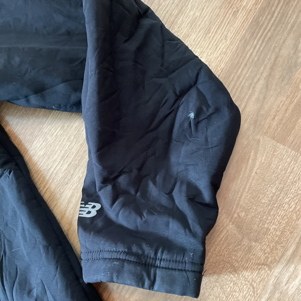 Jaqueta New Balance Softshell Sherpa Forrada com Capuz Preta Zíper Completo Tamanho Médio - Imagem 4 de 4