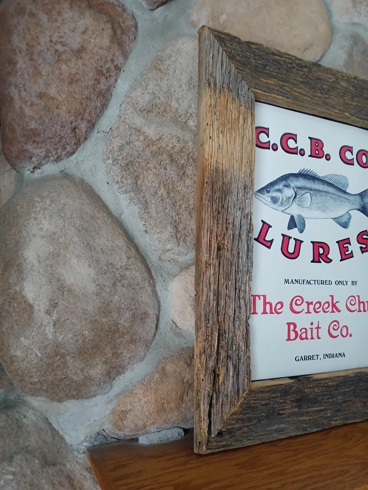 Letrero de metal prensado de señuelo de pesca Creek Chub Bait enmarcado en madera de granero 1991 15x19" Foto 3 de 4