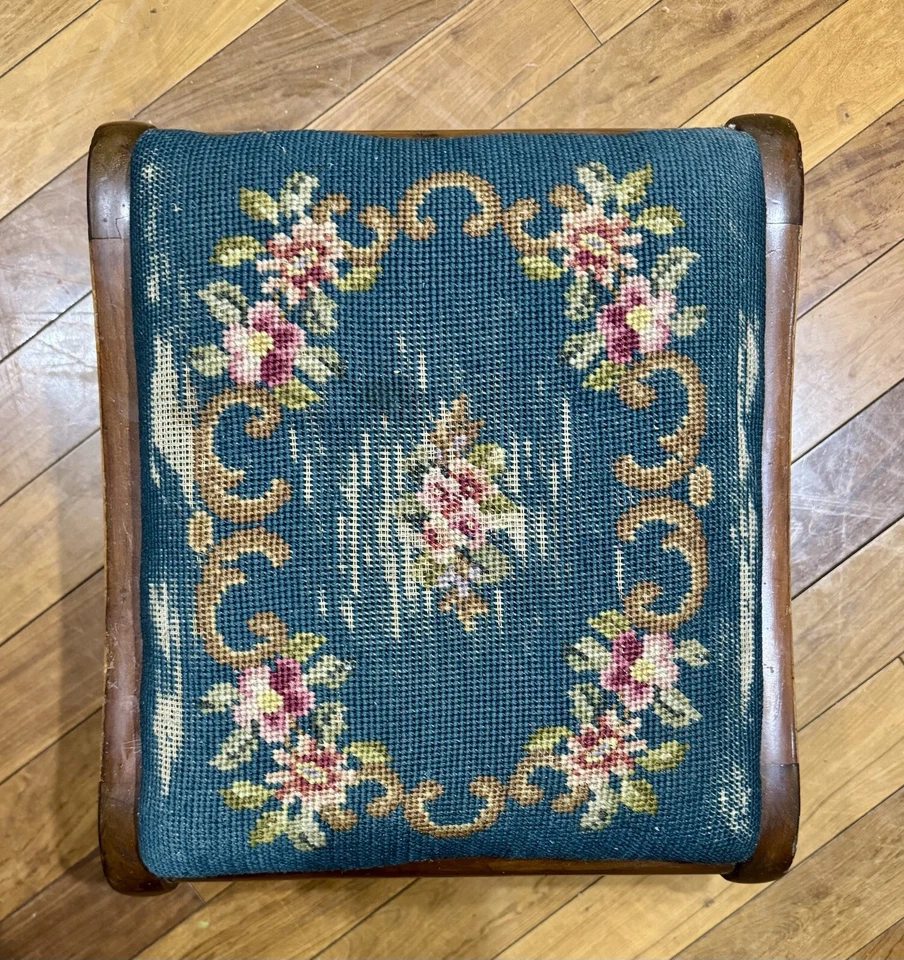 Taburete victoriano de punta de aguja y pie de caoba del siglo XIX Foto 3 de 4