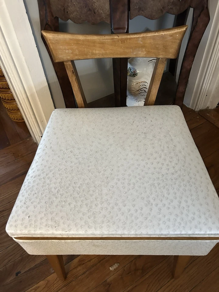 Banco de costura danés MCM de teca  Foto 2 de 4