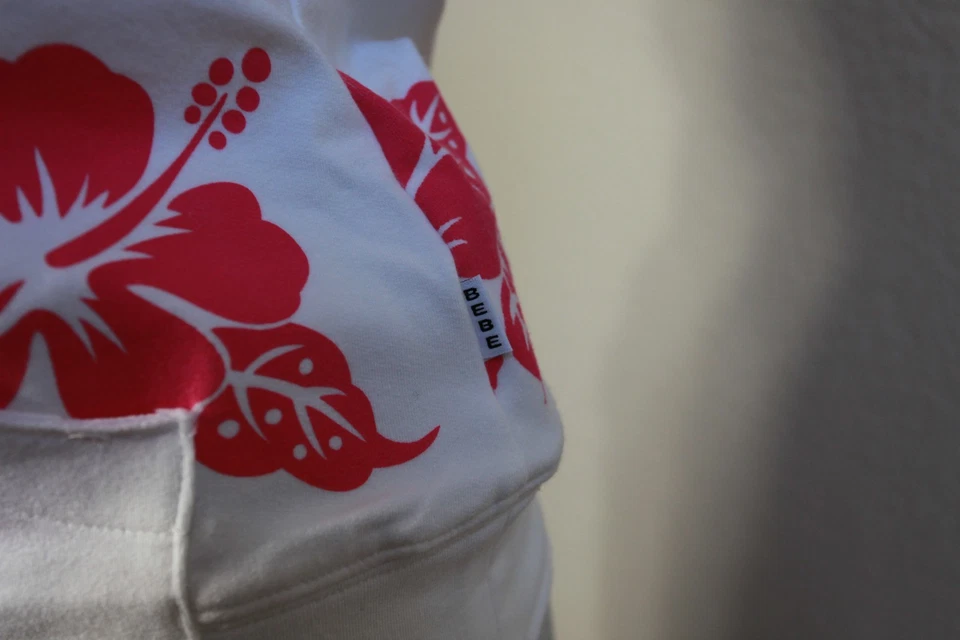 Bebe Sport Jrs L 白色运动衫粉色木槿印花管上衣 Y2K 复古新品 — 第 2/4 张图片