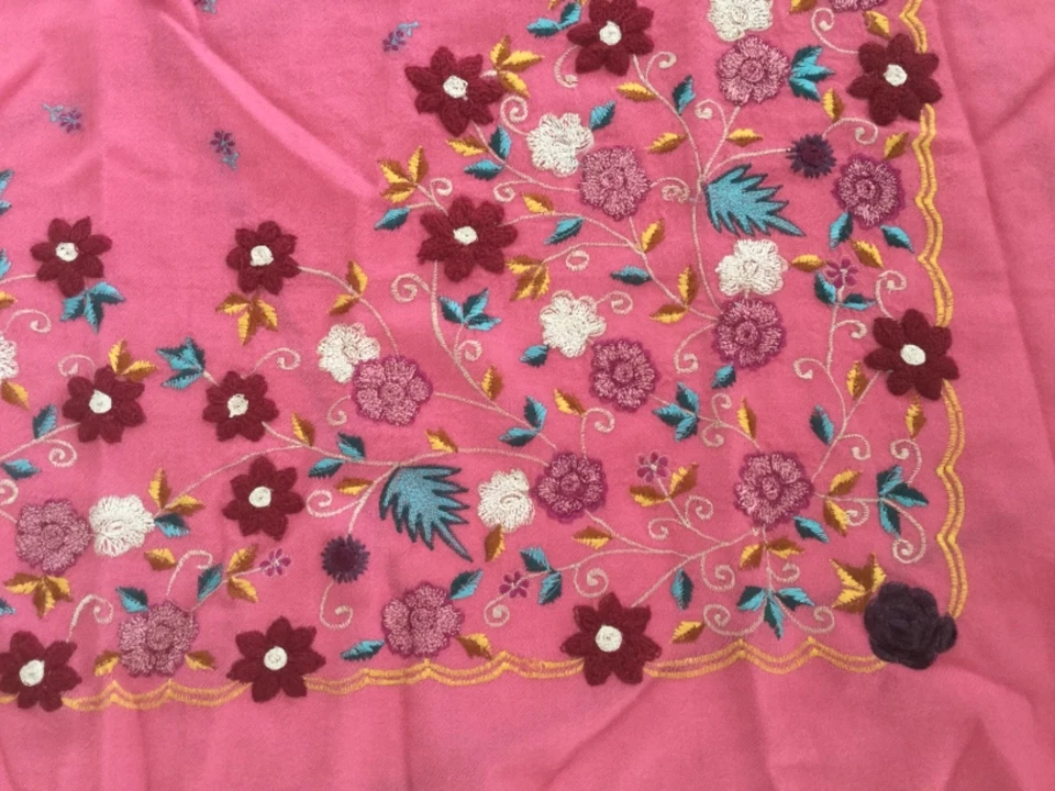 Echarpe EPICE carré laine rose broderies fleurs ❤️ - Photo 2/2