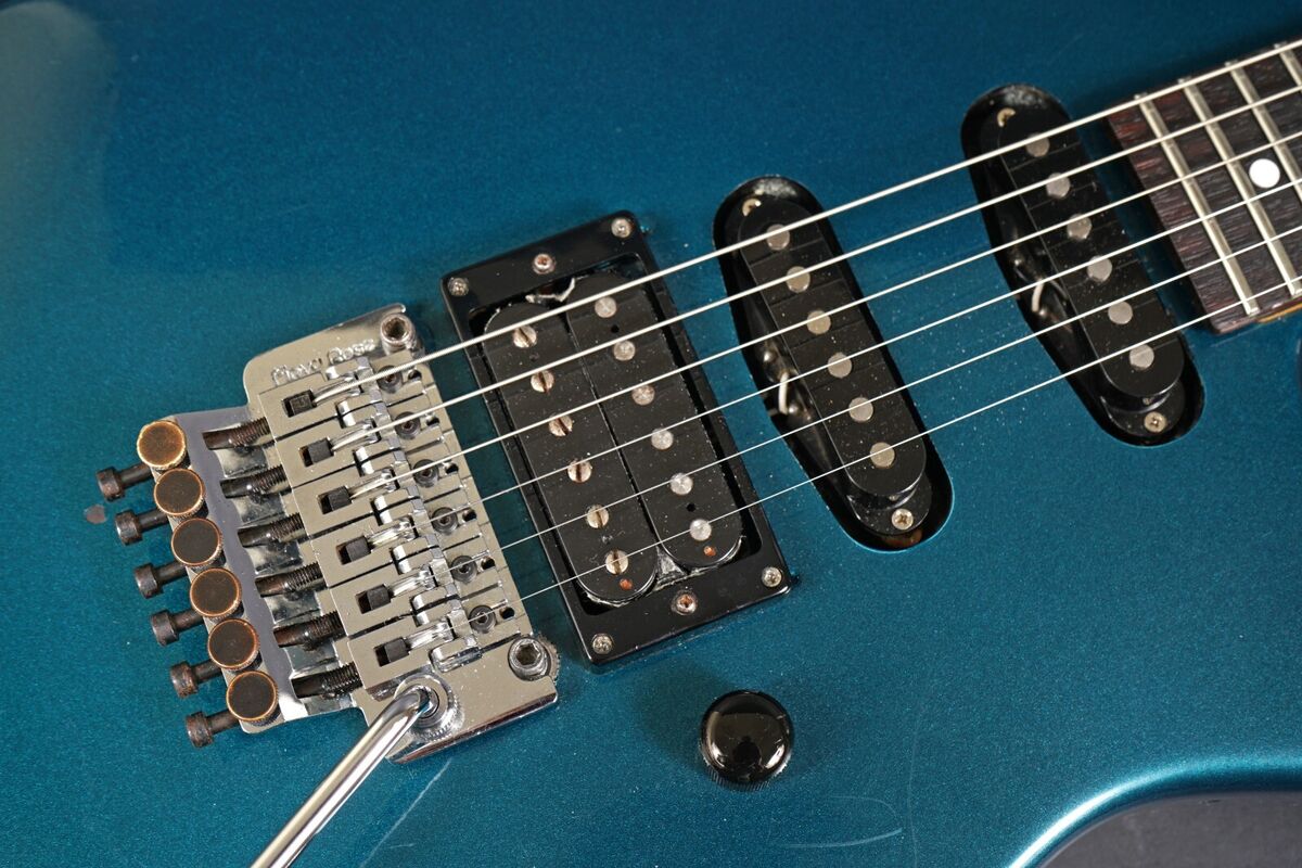 Charvel シャーベル Model-3 モデル3 80年代 後期 Charvel Model 3 Electric Blue | The Music Zoo